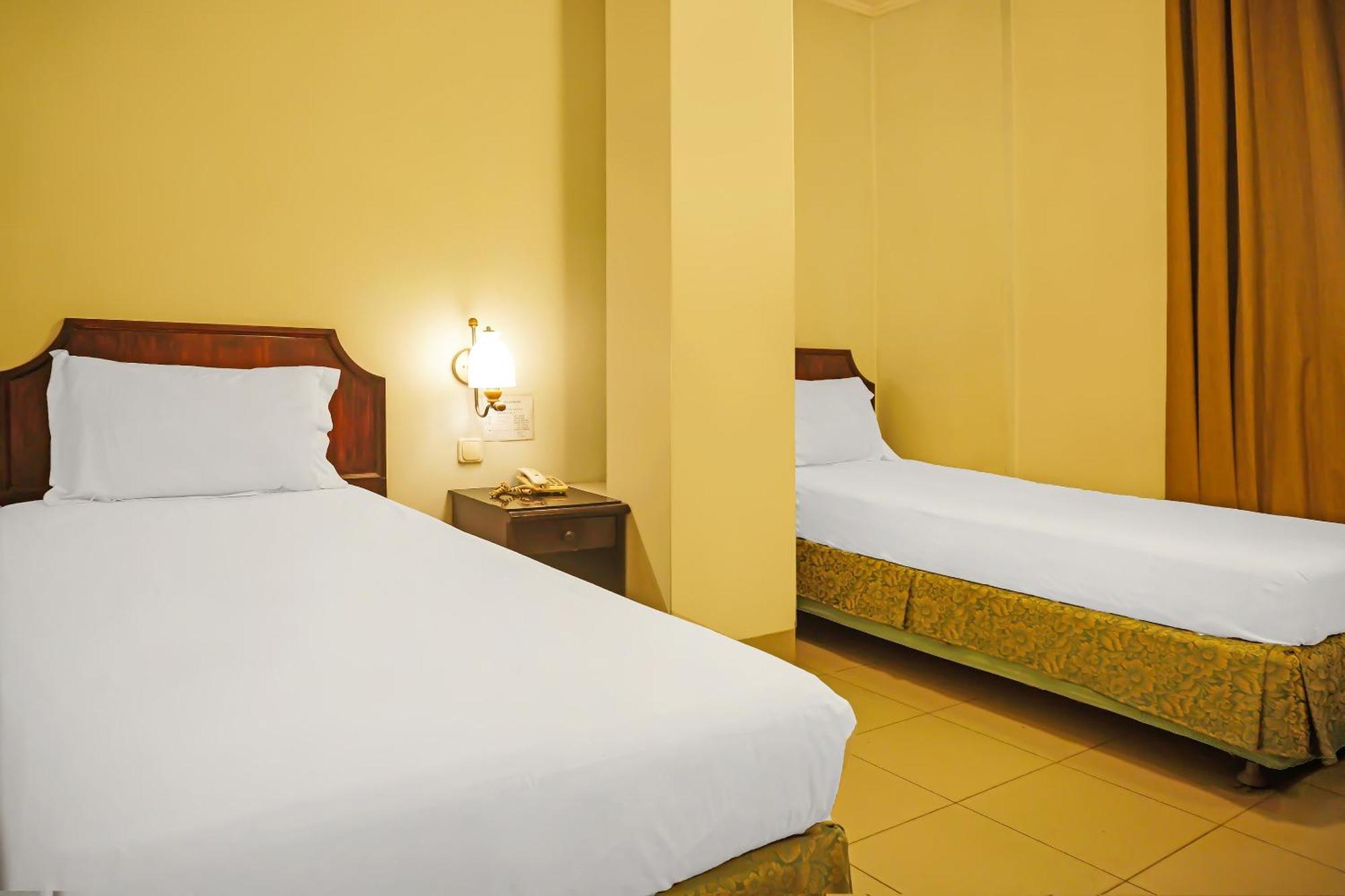 Super Oyo Collection O 92690 Hotel Limas Palembang Dış mekan fotoğraf