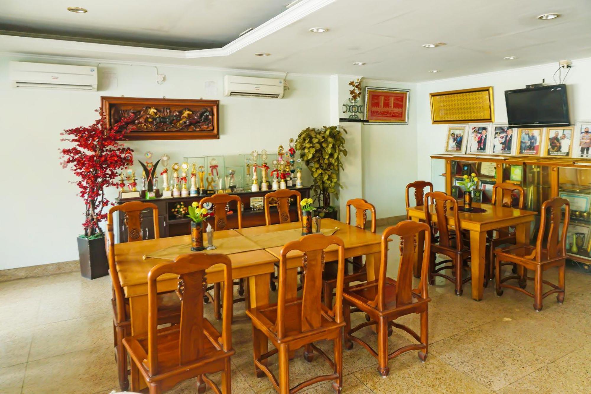 Super Oyo Collection O 92690 Hotel Limas Palembang Dış mekan fotoğraf