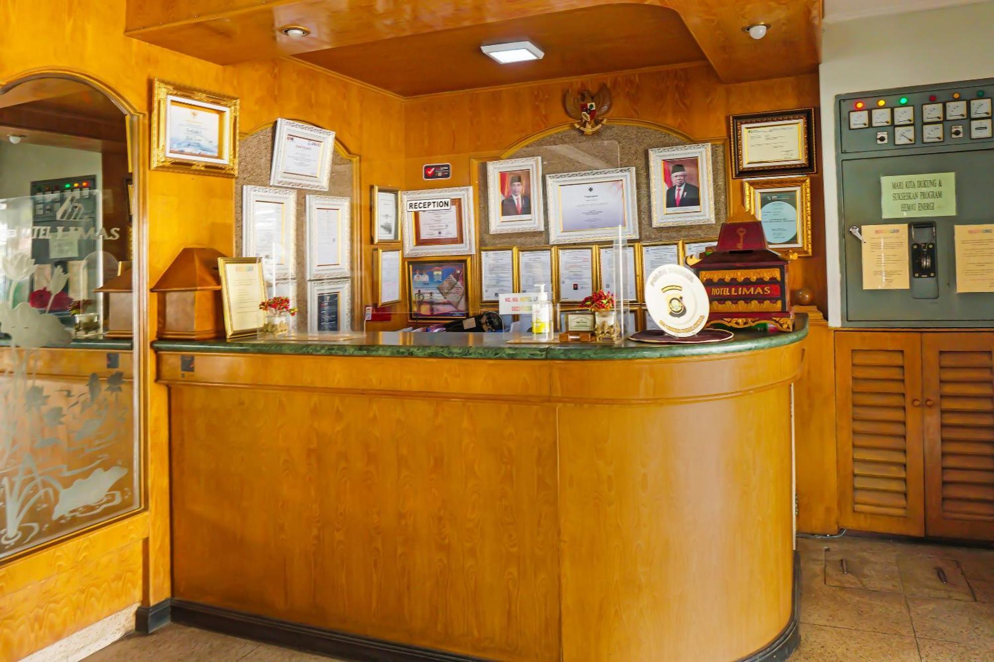 Super Oyo Collection O 92690 Hotel Limas Palembang Dış mekan fotoğraf