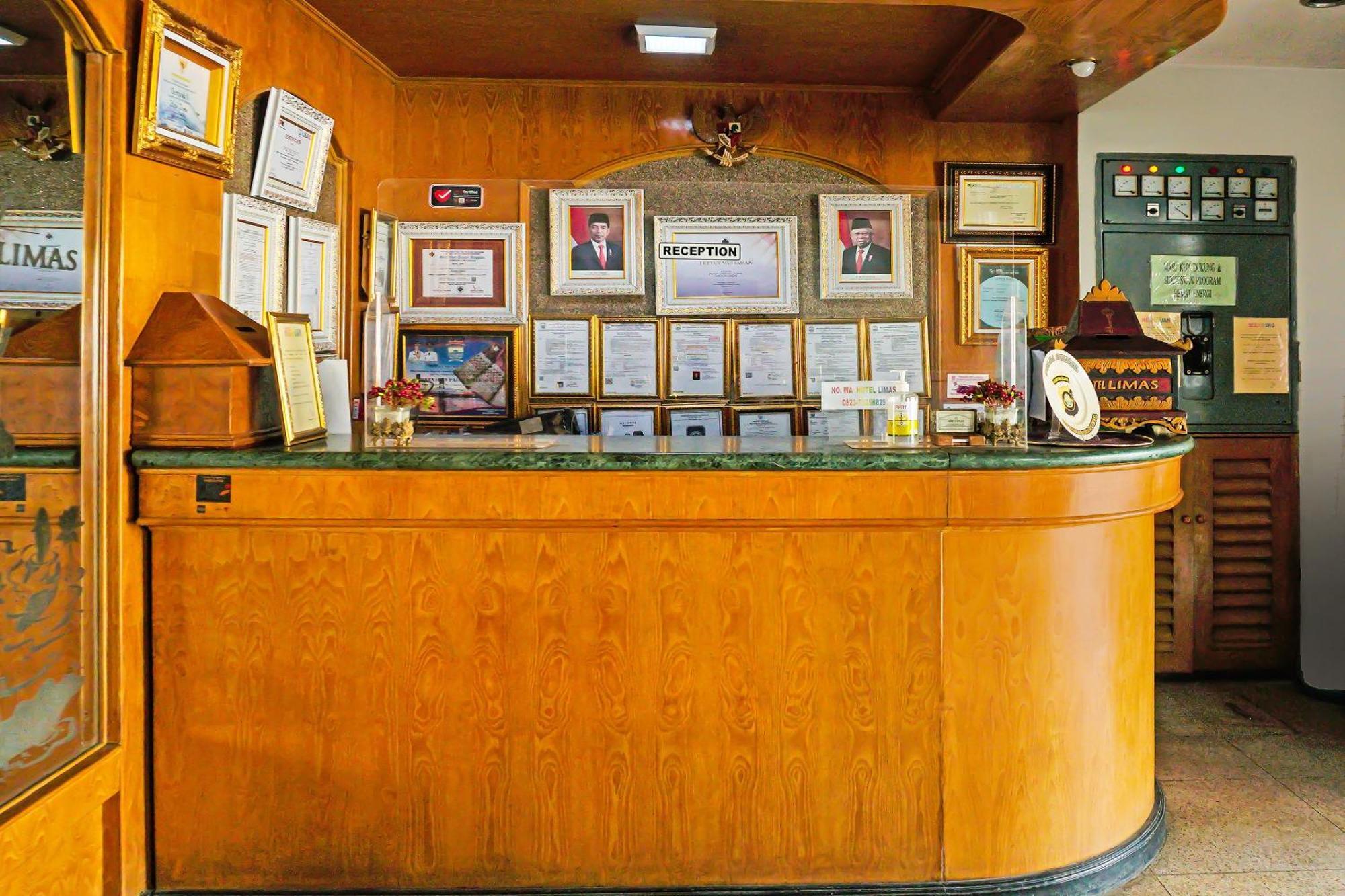 Super Oyo Collection O 92690 Hotel Limas Palembang Dış mekan fotoğraf
