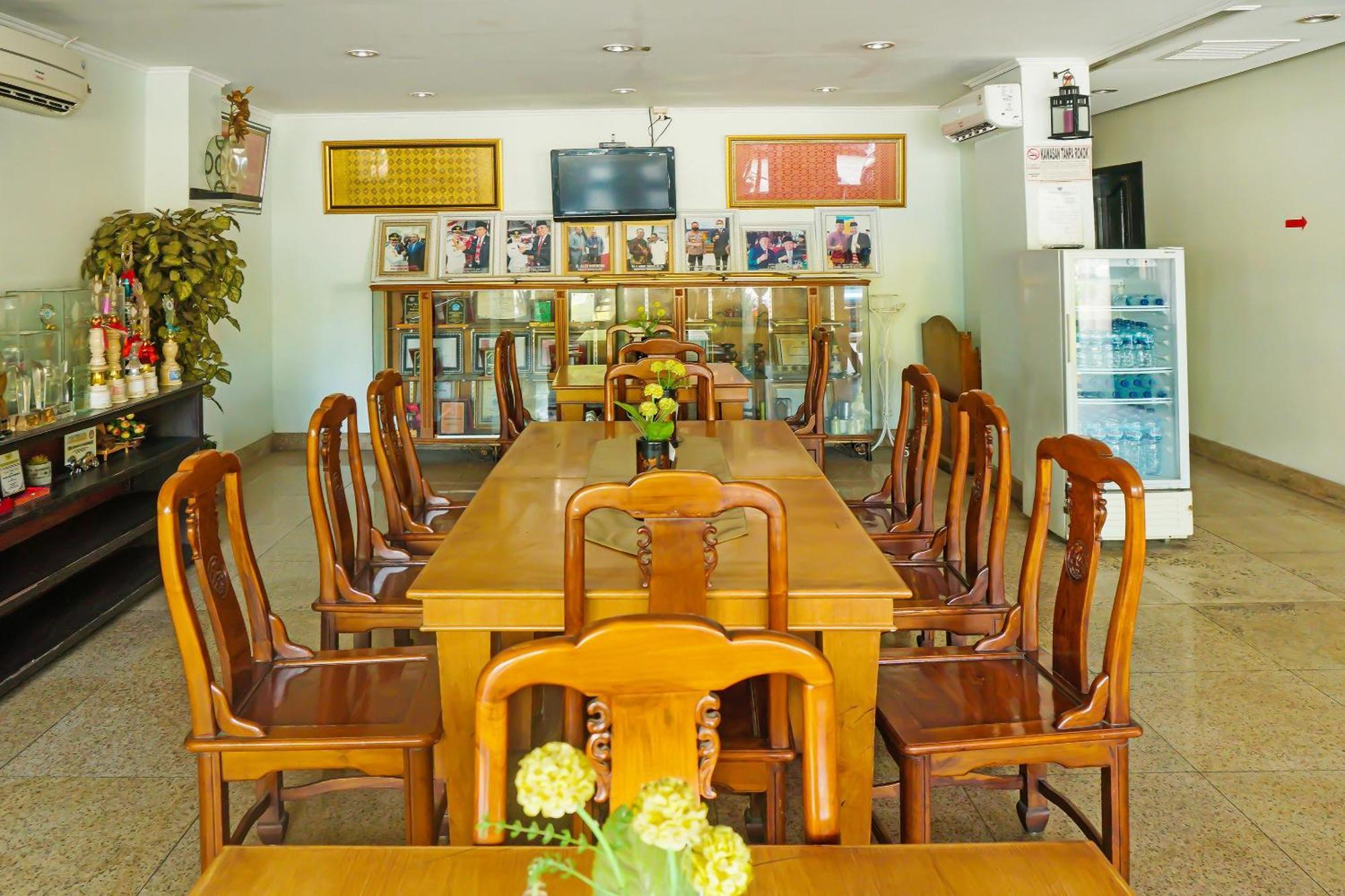 Super Oyo Collection O 92690 Hotel Limas Palembang Dış mekan fotoğraf